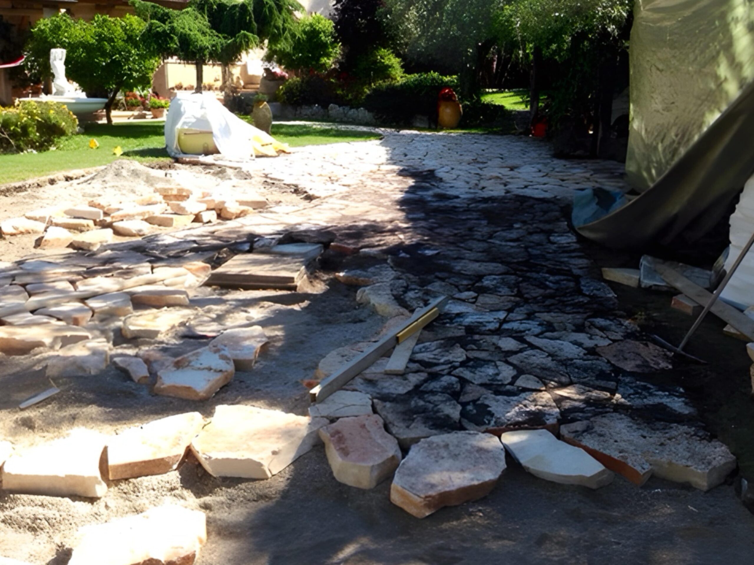 * Pavimenti e Rivestimenti: Installiamo pavimenti e rivestimenti per interni ed esterni, con un'ampia scelta di materiali per soddisfare ogni esigenza estetica e funzionale. 