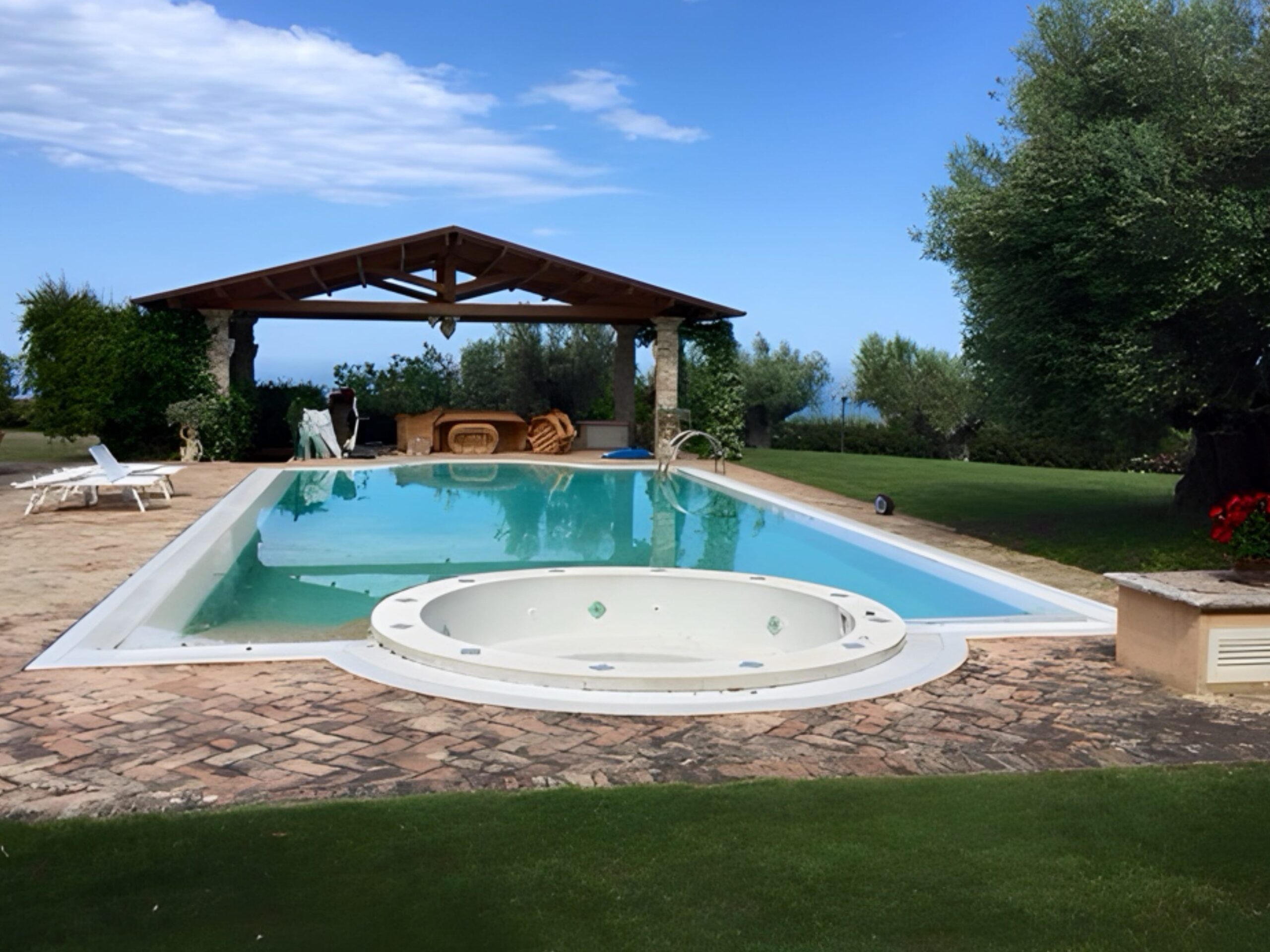 Piscine: Progettiamo e costruiamo piscine personalizzate, seguendo le esigenze estetiche e funzionali dei nostri clienti, per creare spazi di relax unici.