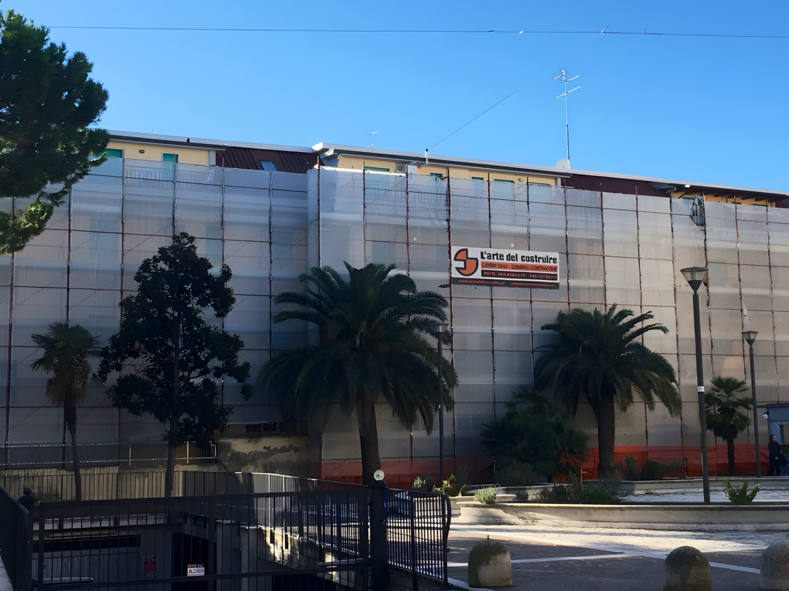 Costruzioni Civili e Industriali: Realizziamo edifici residenziali, commerciali e industriali, curando ogni fase del progetto, dalla progettazione alla consegna, con un approccio su misura per soddisfare le esigenze di ogni cliente.