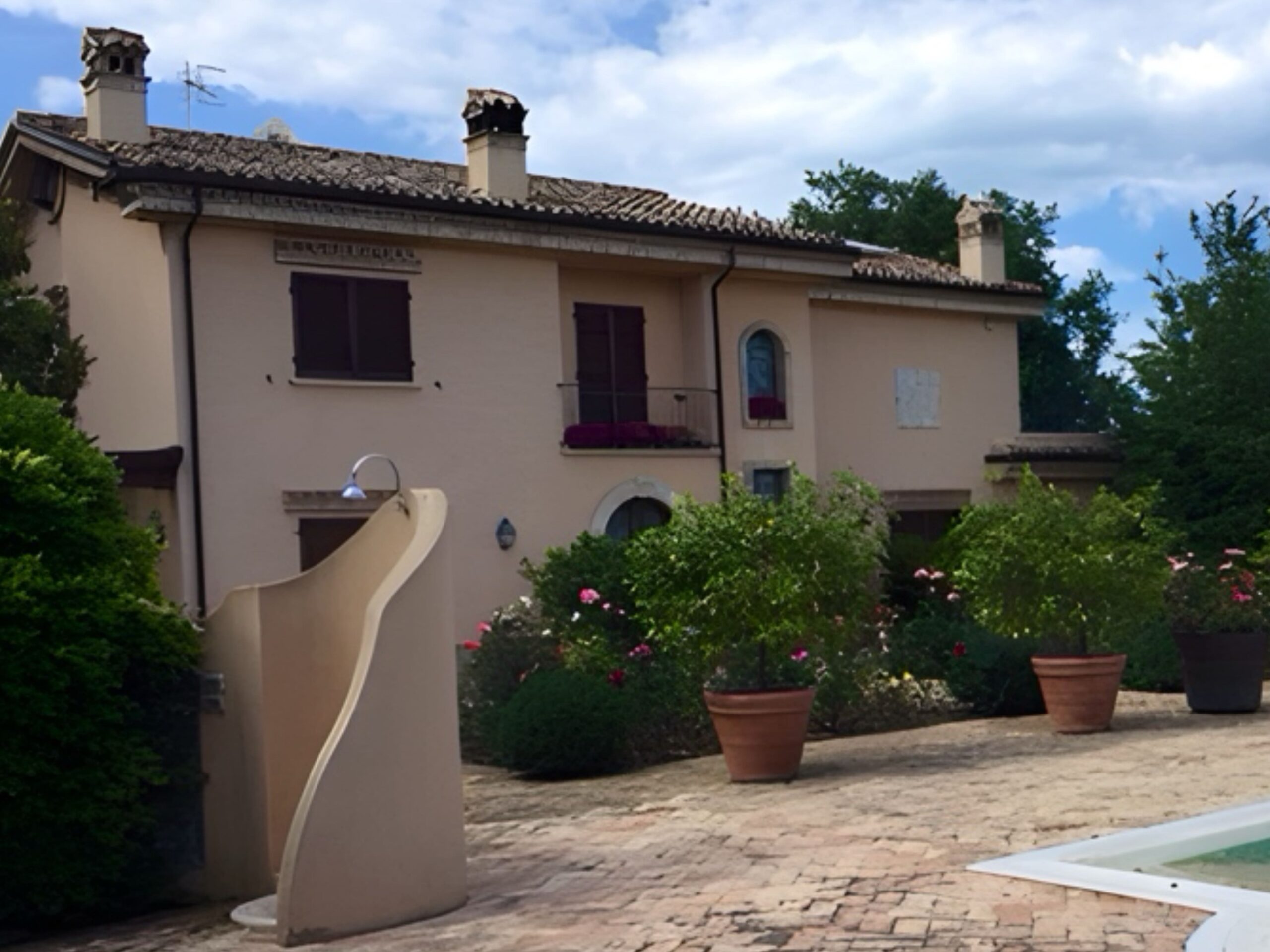 Costruzioni Civili e Industriali: Realizziamo edifici residenziali, commerciali e industriali, curando ogni fase del progetto, dalla progettazione alla consegna, con un approccio su misura per soddisfare le esigenze di ogni cliente.