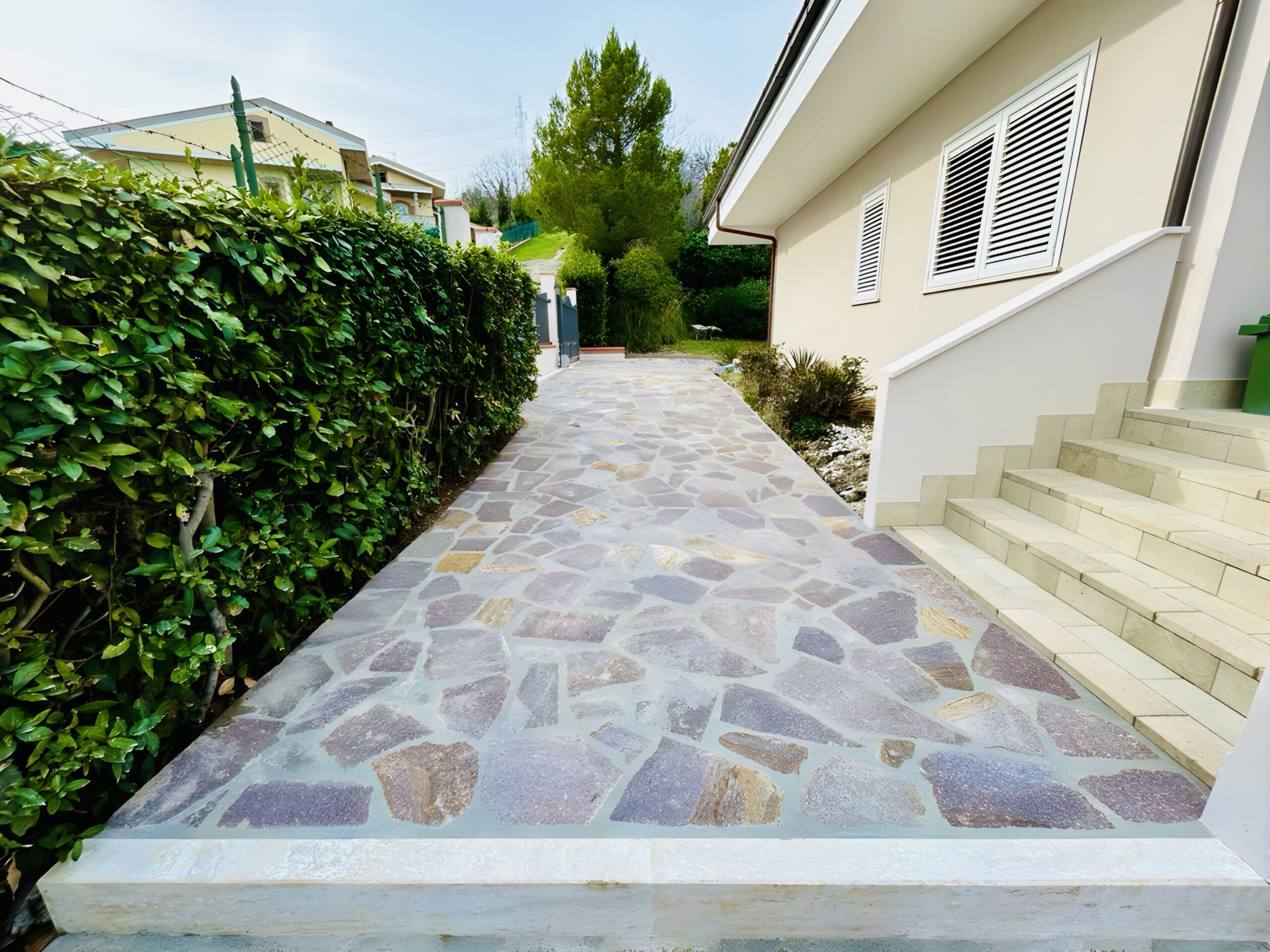 Installiamo pavimenti e rivestimenti per interni ed esterni, con un'ampia scelta di materiali per soddisfare ogni esigenza estetica e funzionale
